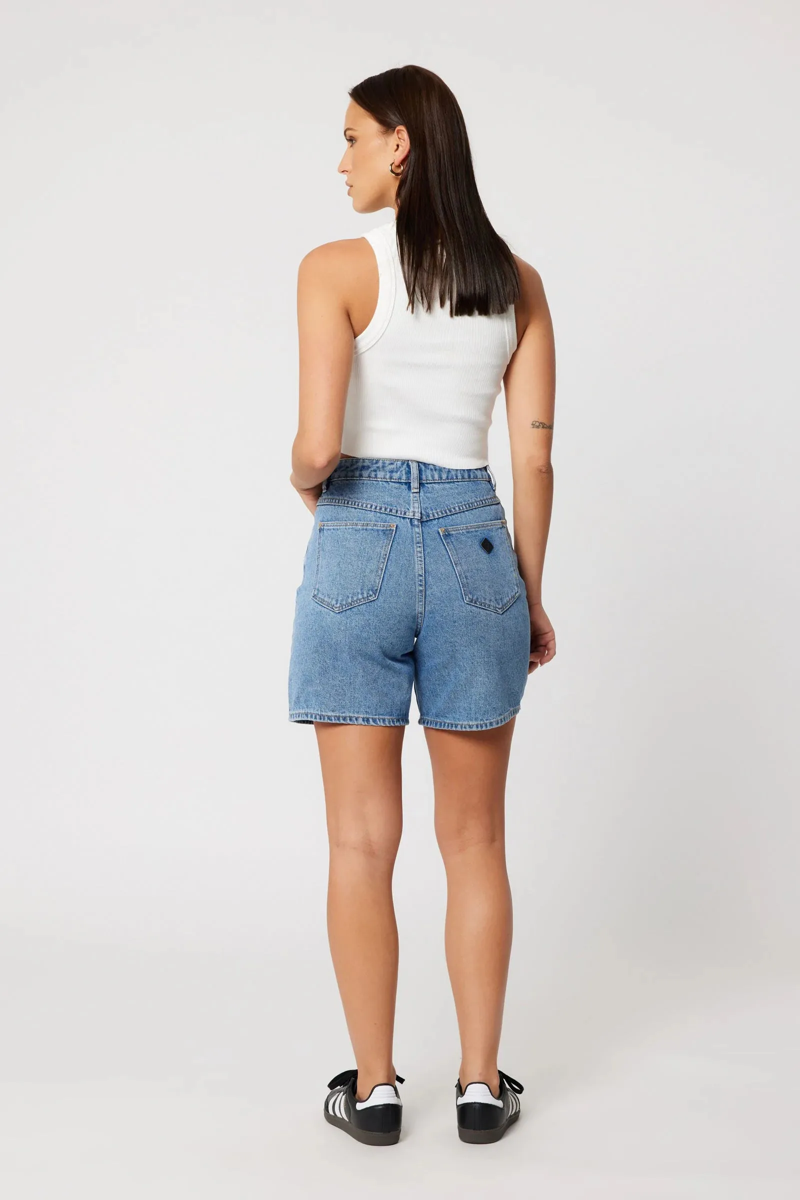 ABRAND -  A Carrie Short - NAOMI