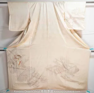 Very Shiny Light Yellow/Beige Houmongi Japanese Village People Wearing Kimonos Lifestyle Embroidered